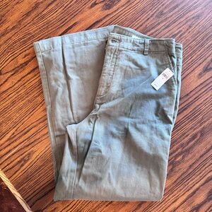 NWT GAP Factory Mid Rise Loose Khakis Size 14